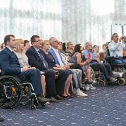 Растроганные слушатели не могут сдержать слёз
