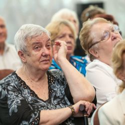 Растроганные слушатели не могут сдержать слёз