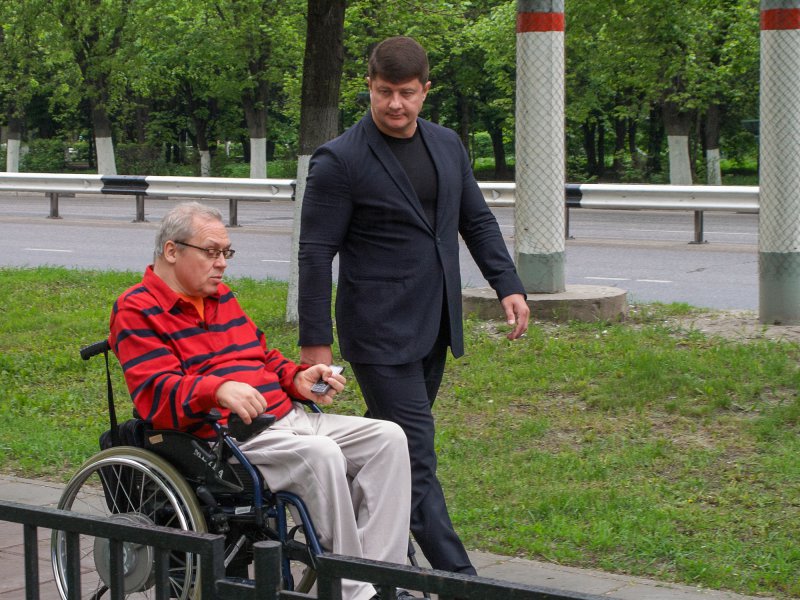 Советник руководителя администрации Химок Владимир Гужев лично инспектирует доступность городской среды