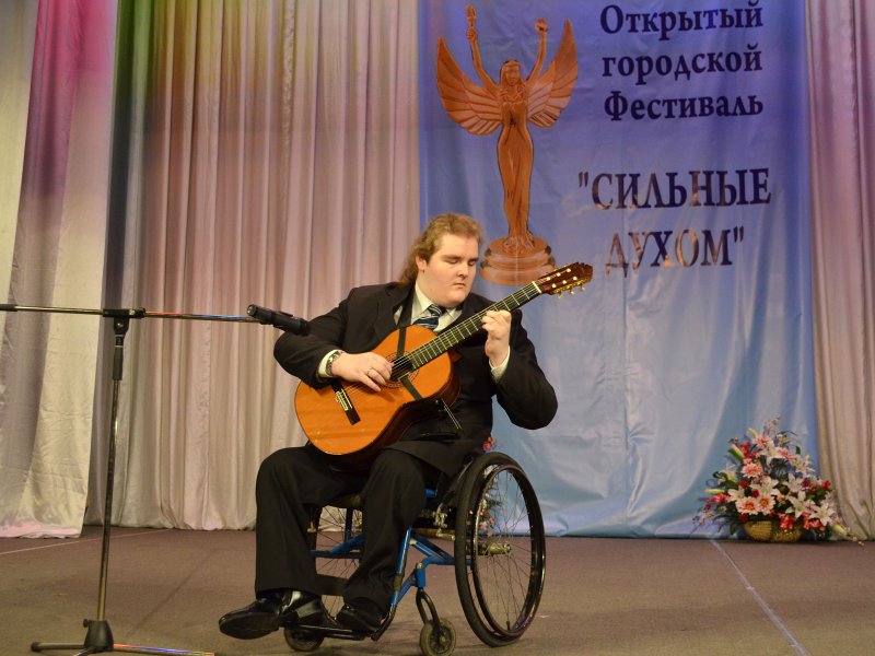 Бард на коляске