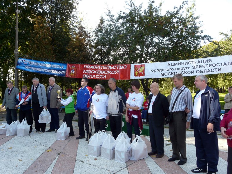 Команда МООО ВОИ по шахматам получает призы и золотые медали